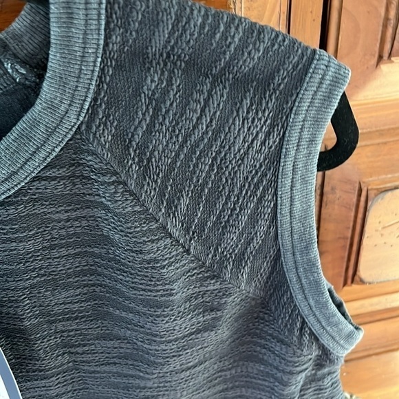 NWT Universal Thread Women’s Charcoal Gray Sleeveless Top Size Medium - Picture 5 of 9